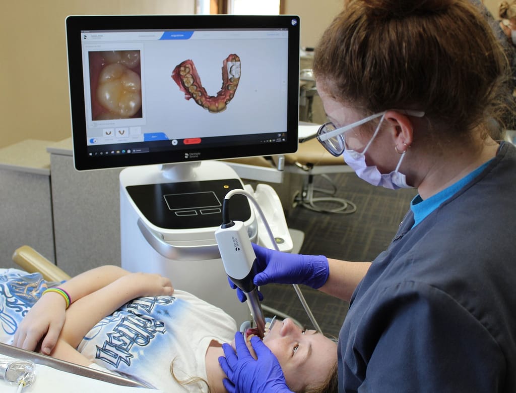 digital scanner for digital replica of teeth